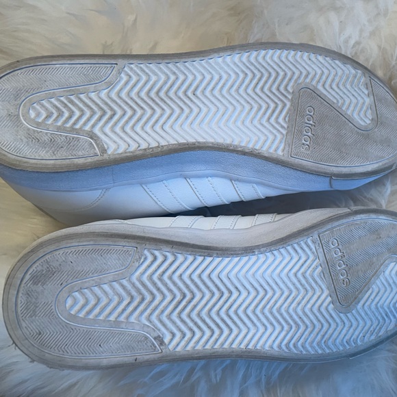 Minor wear. High top Adidas SZ 9. A wardrobe staple! - Picture 5 of 8